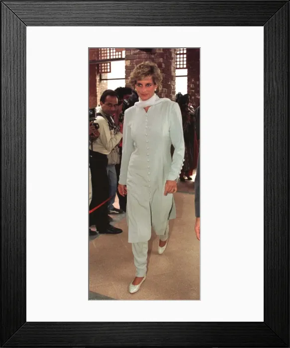 Framed Print : Diana, Princess of Wales, pictured during a visit to the Shaukat Khanum Memorial Hospital Framed Print : Diana, Princess of Wales, pictured during a visit to the Shaukat Khanum Memorial Hospital