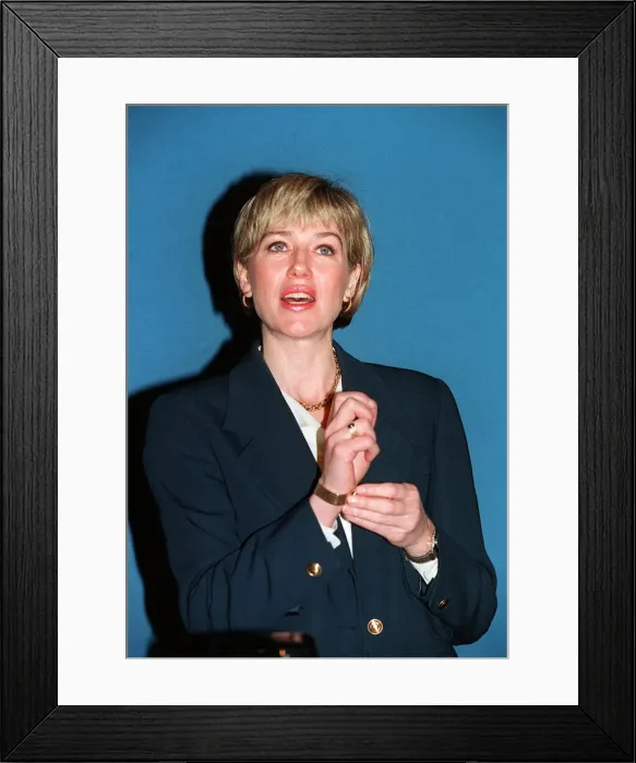 Framed Print : Selina Scott TV presenter Jan 94 January 1994 A©mirrorpix