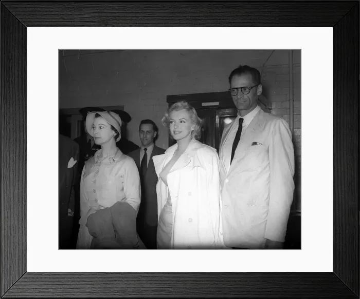 Framed Print : Marilyn Monroe with new husband Arthur Miller and actress Vivien Leigh at press