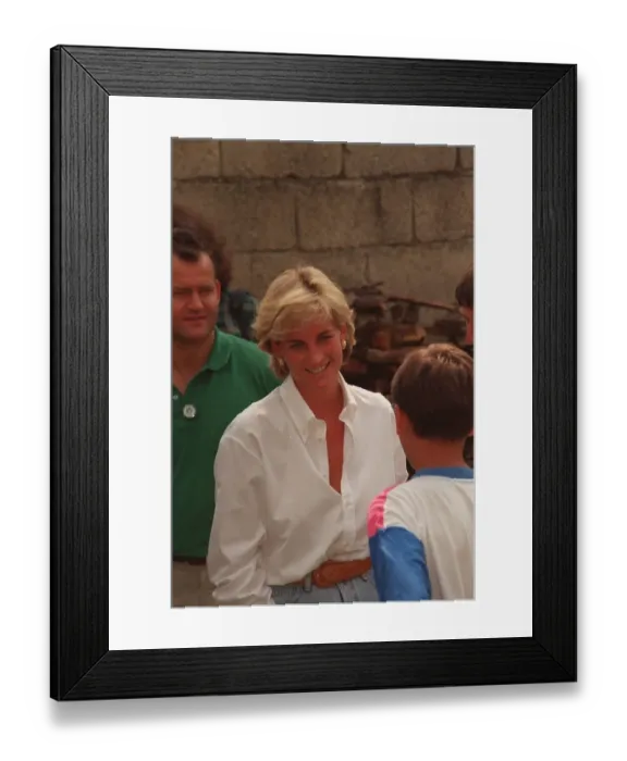 Framed Print : Diana, Princess of Wales makes a three day visit to Bosnia - Herzegovina as part of her Framed Print : Diana, Princess of Wales makes a three day visit to Bosnia - Herzegovina as part of her