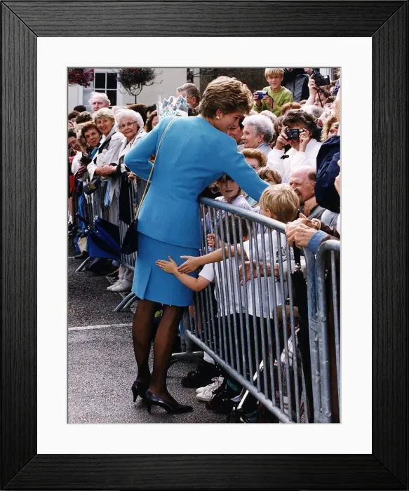 Framed Print : Princess Diana with the crowd after visiting Bury St Edmunds Framed Print : Princess Diana with the crowd after visiting Bury St Edmunds