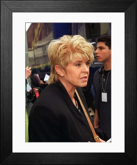 Framed Print : Gloria Hunniford TV Presenter arrives at the Opera House Manchester for the Royal Gala to