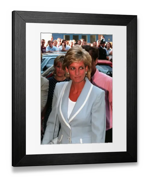 Framed Print : Diana, Princess of Wales, arrives at the English National Ballet in South Kensington for Framed Print : Diana, Princess of Wales, arrives at the English National Ballet in South Kensington for