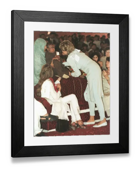 Framed Print : Diana, Princess of Wales cradles a sick child during a visit to the Shaukat Khanum