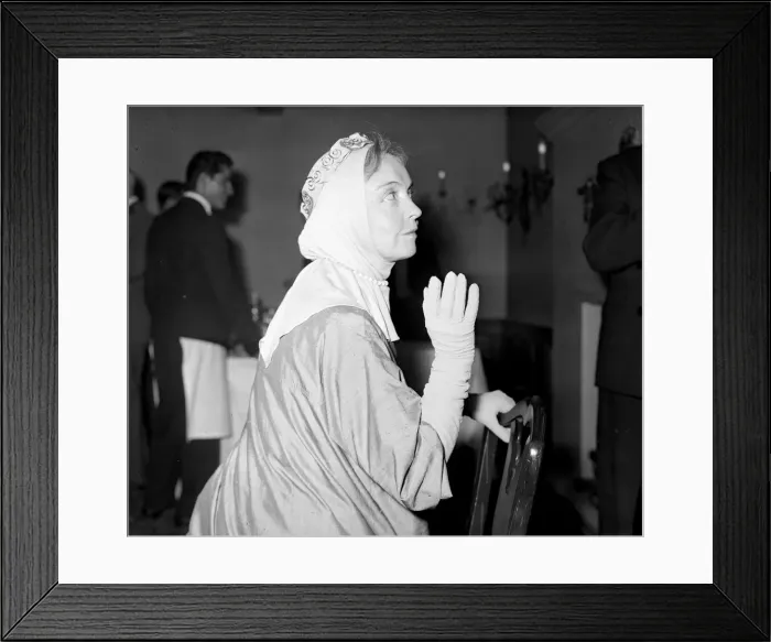 Framed Print : Lillian Gish in London August 1957 Framed Print : Lillian Gish in London August 1957