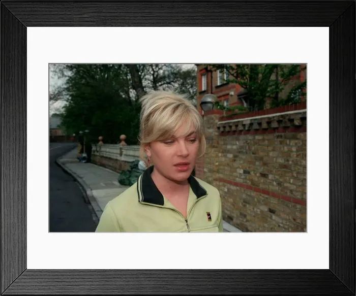 Framed Print : Wendy Turner TV Presenter August 1998 Outside the house of her sister tv presenter Framed Print : Wendy Turner TV Presenter August 1998 Outside the house of her sister tv presenter