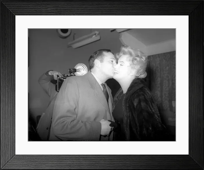 Framed Print : Marilyn Monroe says goodbye to Sir Laurence Olivier on her way back to the U. S Framed Print : Marilyn Monroe says goodbye to Sir Laurence Olivier on her way back to the U. S