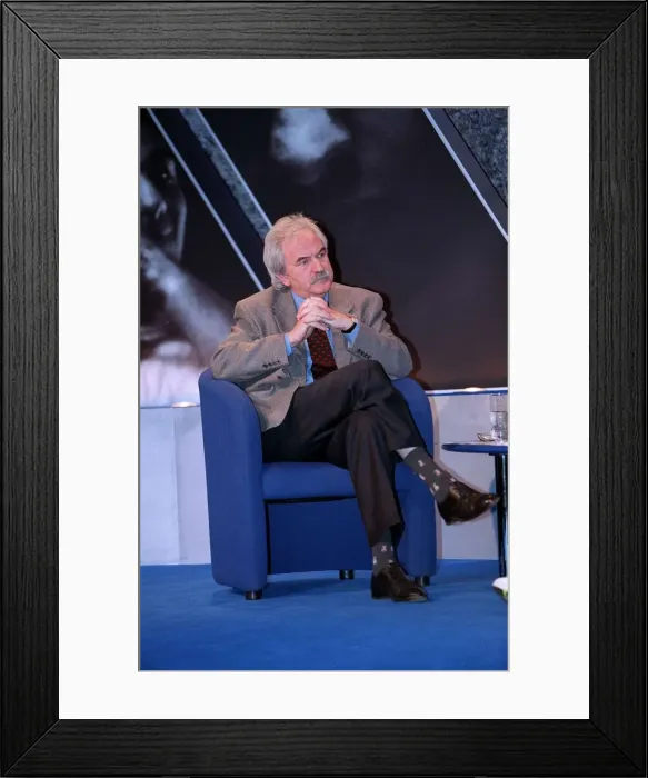 Framed Print : Des Lynam TV Presenter January 1999 Sports presenter at The Playhouse in London Framed Print : Des Lynam TV Presenter January 1999 Sports presenter at The Playhouse in London