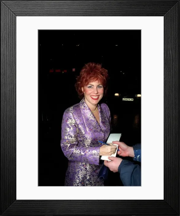 Framed Print : Ruby Wax Comedian / TV Presenter December 1998 Arriving at the LWT building in London Framed Print : Ruby Wax Comedian / TV Presenter December 1998 Arriving at the LWT building in London