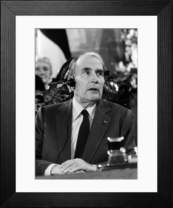 Framed Print : Margaret Thatcher signs Chunnel Aggrement Feb 1986 with Francois Mitterrand