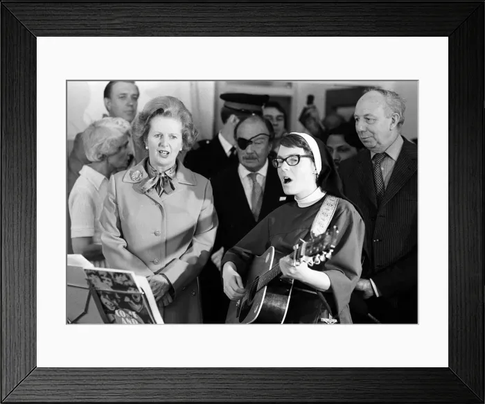 Framed Print : Margaret Thatcher July 1980 visits Toynbee Hall in the East End singing with a nun