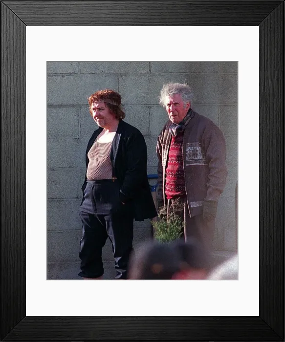 Framed Print : Gregor Fisher and Rikki Fulton during filming March 1998 Framed Print : Gregor Fisher and Rikki Fulton during filming March 1998