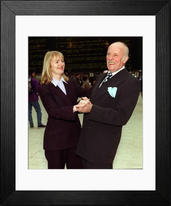 Framed Print : Richard Wilson at Central Station Glasgow February 1998 Framed Print : Richard Wilson at Central Station Glasgow February 1998