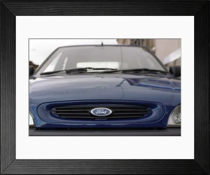 Framed Print : GRILL ON A 1992 FORD ESCORT 1. 4ltr SEPTEMBER 1997 AT GLASGOW CAR CENTRE