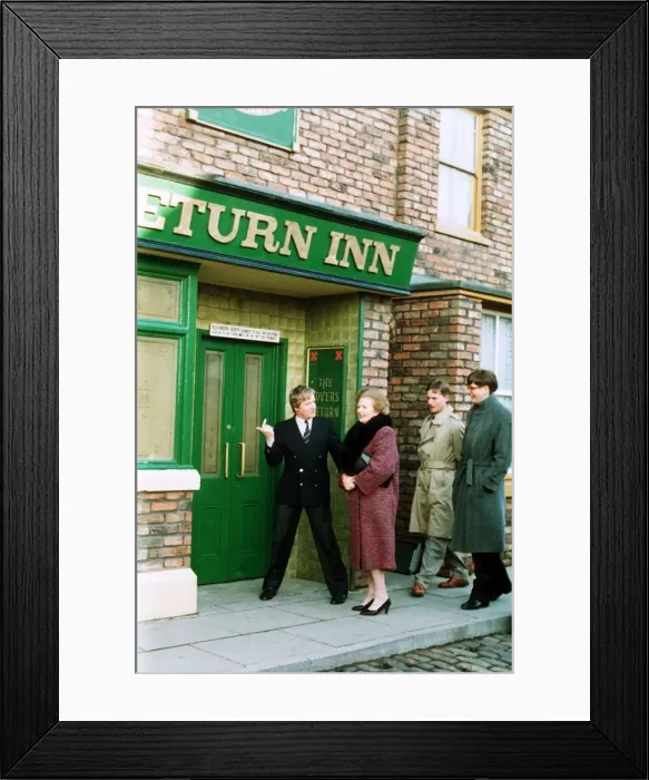Framed Print : Margaret Thatcher outside the Rovers Return - Jan 1990 with members of the cast of Framed Print : Margaret Thatcher outside the Rovers Return - Jan 1990 with members of the cast of