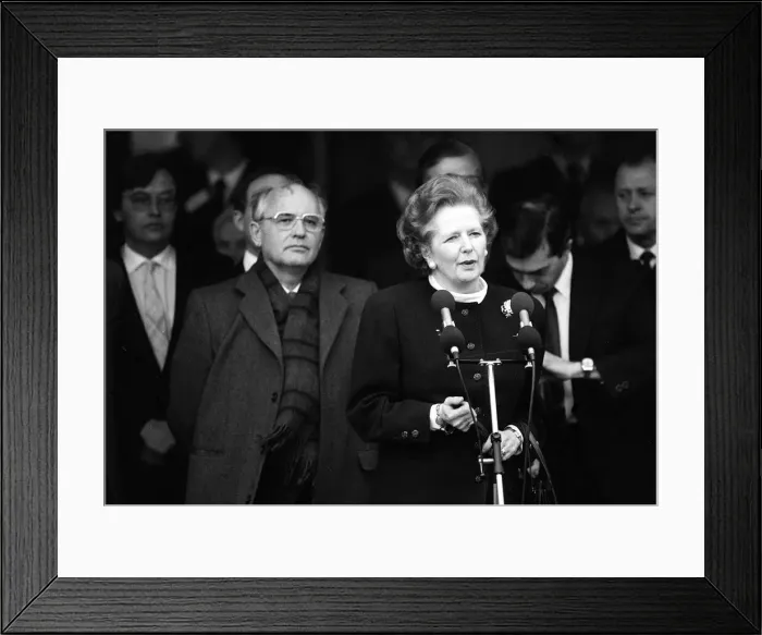 Framed Print : Margaret Thatcher Dec 1987 meets President Mikhail Gorbachev at RAF base Brize Norton