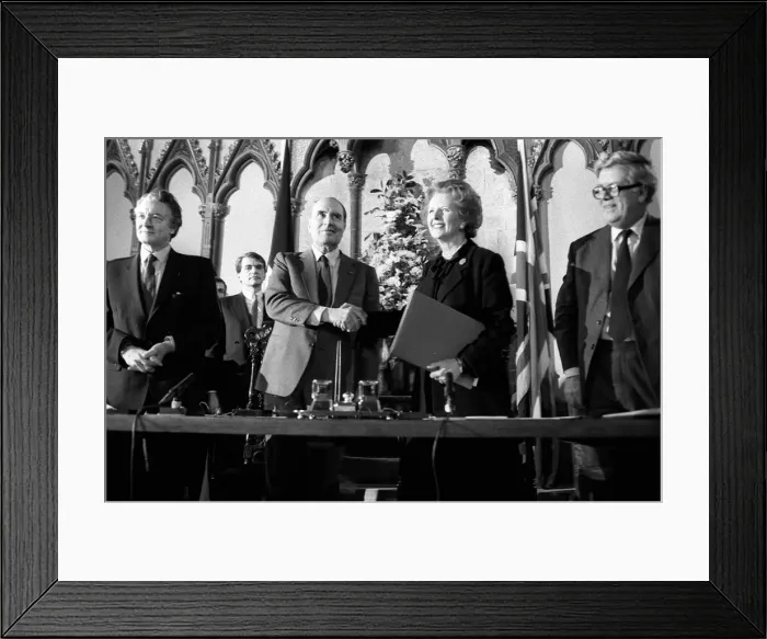 Framed Print : Margaret Thatcher signs Chunnel Aggrement Feb 1986 with Francois Mitterrand