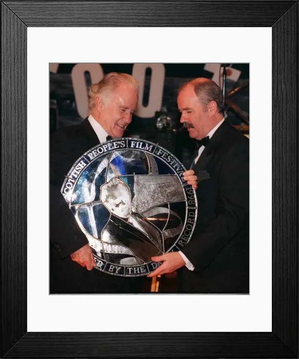 Framed Print : Terry Quinn presents Ian Bannen with his award February 1998 at the Scottish Peoples Film Framed Print : Terry Quinn presents Ian Bannen with his award February 1998 at the Scottish Peoples Film