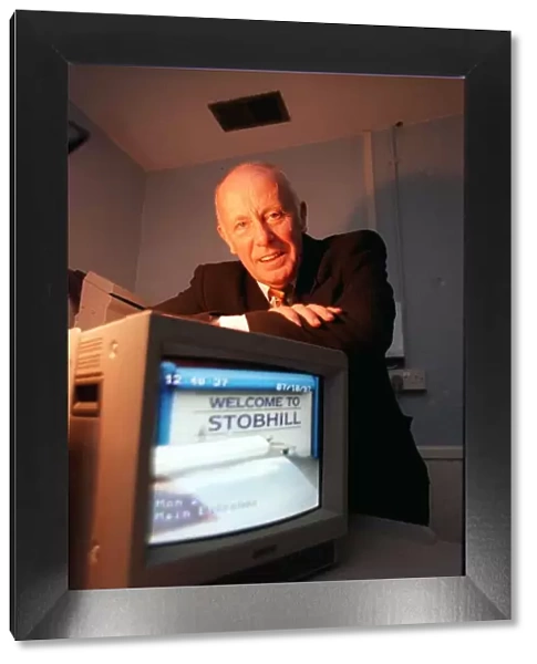 Richard Wilson actor, October 1997, leaning on television monitor of the new Stobhill