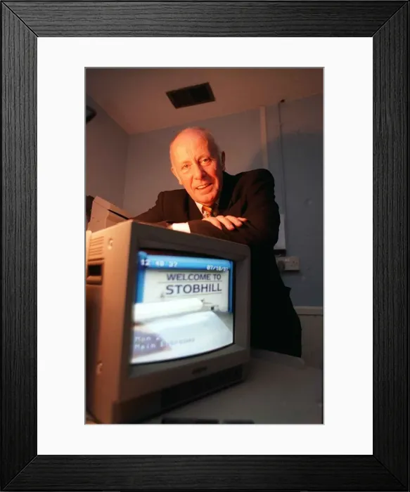 Framed Print : Richard Wilson actor, October 1997, leaning on television monitor of the new Stobhill Framed Print : Richard Wilson actor, October 1997, leaning on television monitor of the new Stobhill