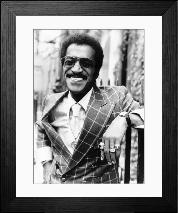 Framed Print : Sammy Davis Jnr - October 1976 Actor / Singer leaning on fence Framed Print : Sammy Davis Jnr - October 1976 Actor / Singer leaning on fence