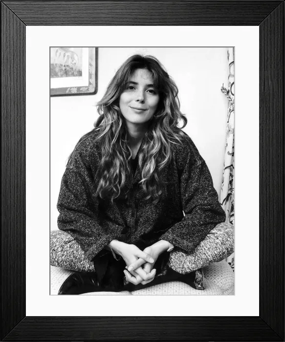 Framed Print : Fiona Flanagan sitting with legs crossed October 1987 Framed Print : Fiona Flanagan sitting with legs crossed October 1987