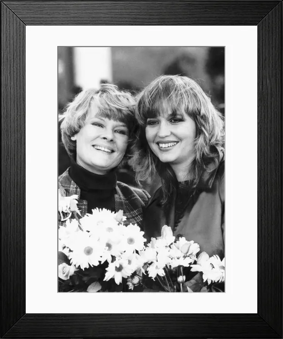 Framed Print : Dame Judi Dench with Susan Penhaligon stars of ITV TV comedy programme Framed Print : Dame Judi Dench with Susan Penhaligon stars of ITV TV comedy programme