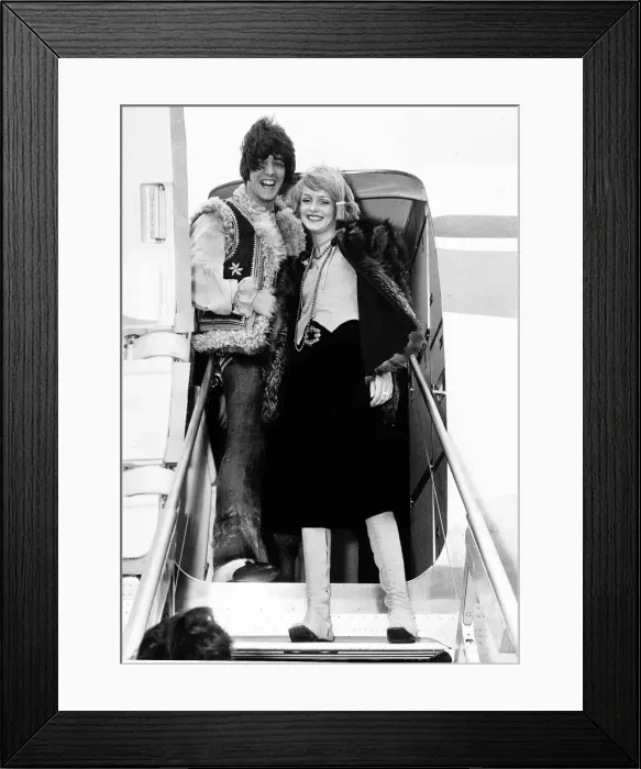 Framed Print : Twiggy model and actress with boyfriend and manager Justin de Villeneuve on steps of Framed Print : Twiggy model and actress with boyfriend and manager Justin de Villeneuve on steps of