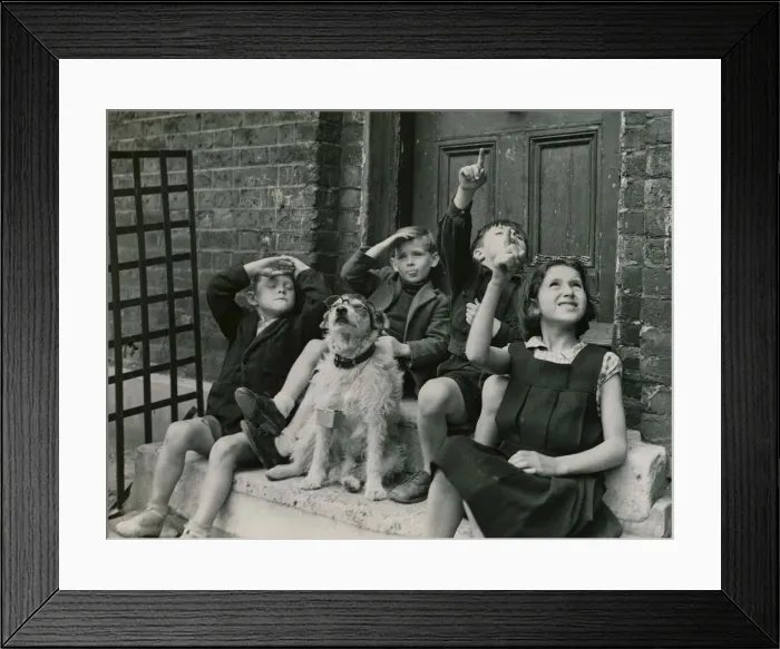 Framed Print : Thousands of London children are still frequenting the streets during the flying bomb Framed Print : Thousands of London children are still frequenting the streets during the flying bomb