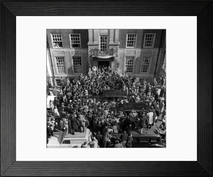 Framed Print : Elizabeth Taylor March 1961 with Husband Eddie Fisher leaving London Clinic Framed Print : Elizabeth Taylor March 1961 with Husband Eddie Fisher leaving London Clinic