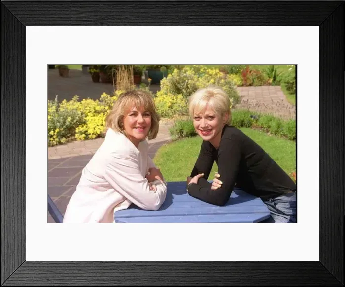  : Denise Welch Actress July 1999 Pictured with Nina Myskow Mirror Staff Journalist