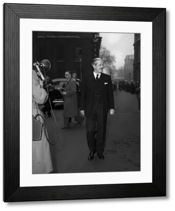 Framed Print : Harold MacMillan arriving Downing Street 1955 Framed Print : Harold MacMillan arriving Downing Street 1955