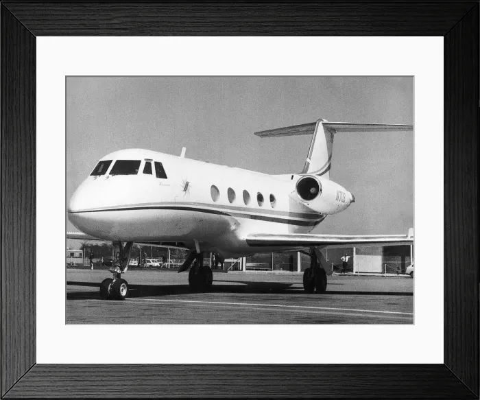 Framed Print : Frank Sinatra Actor and Singer arriving at Gatwick Airport in his personal Gulfstream jet Framed Print : Frank Sinatra Actor and Singer arriving at Gatwick Airport in his personal Gulfstream jet