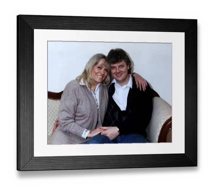 Framed Print : Wendy Richard & husband April 1989 sitting on a sofa, posing for the camera