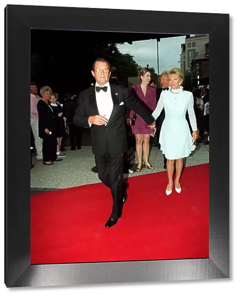 Roger Moore Actor July 98 Arriving for the premiere of Doctor Doolittle at