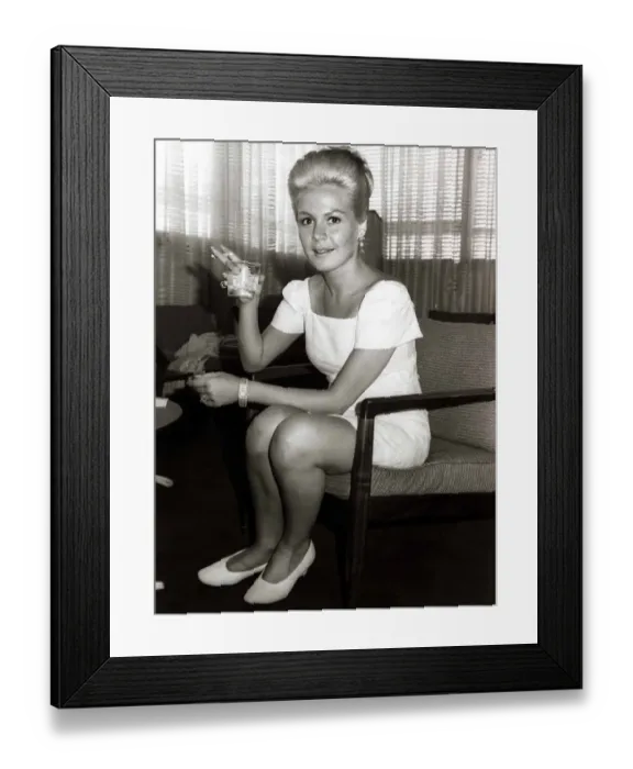 Framed Print : Sandra Dee actress - July 1967 in the departure lounge at Heathrow airport Framed Print : Sandra Dee actress - July 1967 in the departure lounge at Heathrow airport