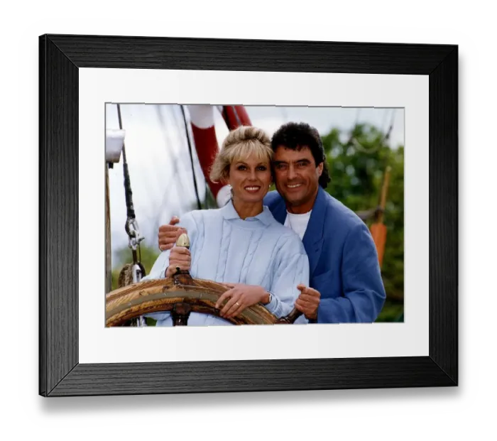 Framed Print : Ian McShane Actor star of the TV series Lovejoy with Joanna Lumley on a Lovejoy set