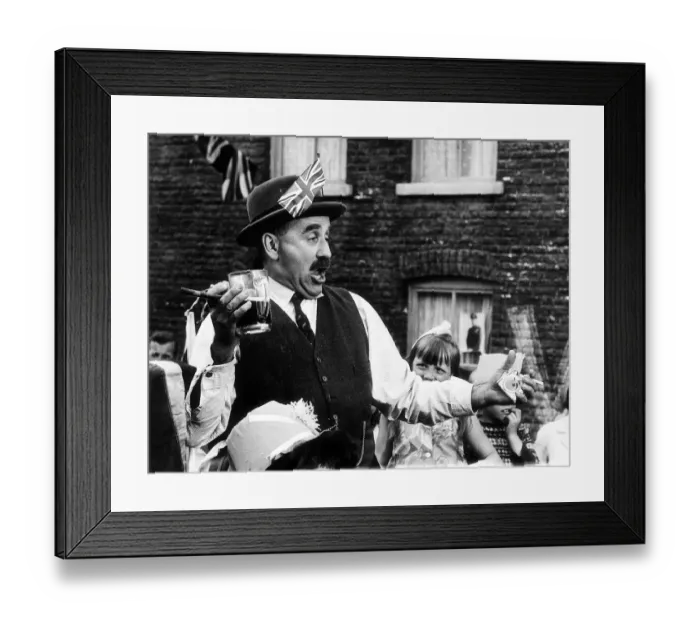Framed Print : Warren Mitchell Actor as Alf Garnet - July 1968 in the TV programme Till Framed Print : Warren Mitchell Actor as Alf Garnet - July 1968 in the TV programme Till