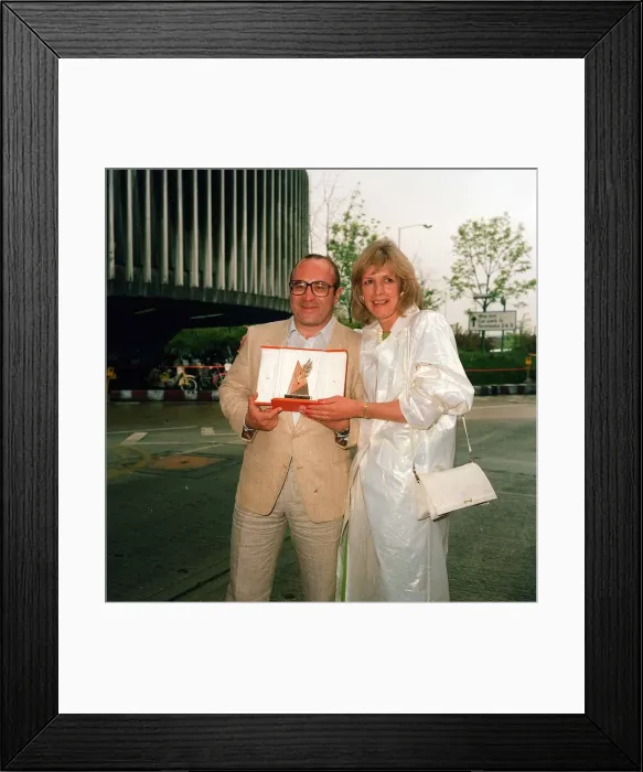 Framed Print : Bob Hoskins, actor in May 1986 with unnamed woman Framed Print : Bob Hoskins, actor in May 1986 with unnamed woman