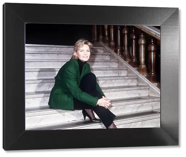 Fiona Fullerton actress sitting on steps, October 1988