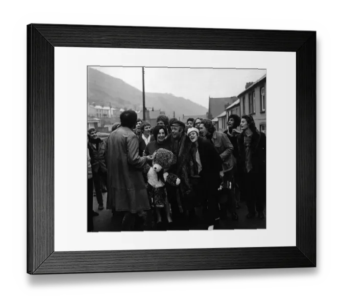 Framed Print : Victor Spinetti took the cast of Hair'up to visit his mother Mrs Lily