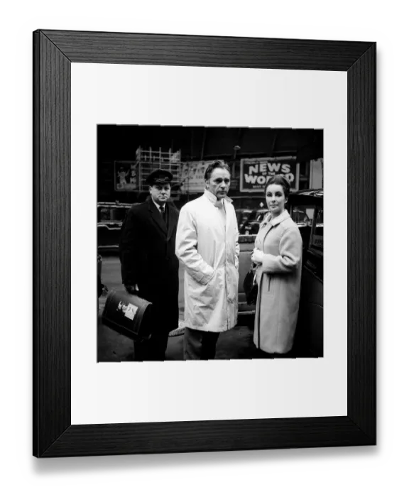 Framed Print : Richard Burton and wife Elizabeth Taylor at Paddington Station in London Framed Print : Richard Burton and wife Elizabeth Taylor at Paddington Station in London