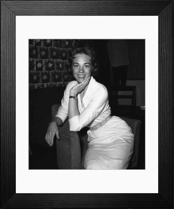 Framed Print : A young Julie Andrews at London Airport on 7th April 1958