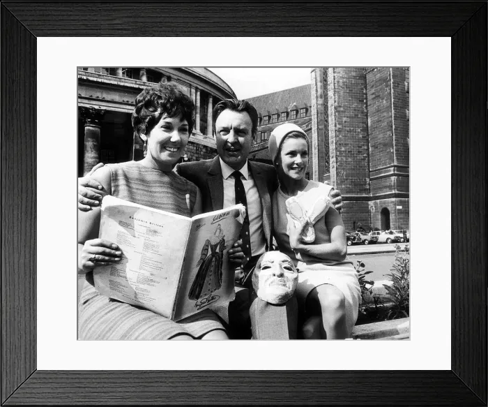 Framed Print : Donald Sinden Actor - September 1967 with Shirley Chapman and Doreen Wells
