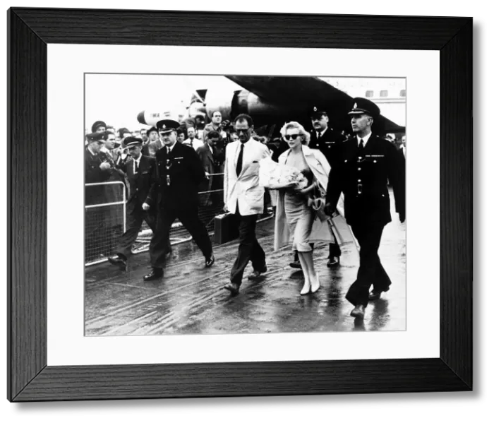 Framed Print : Marilyn Monroe arriving at London airport with husband Arthur Miller watched by crowds of Framed Print : Marilyn Monroe arriving at London airport with husband Arthur Miller watched by crowds of