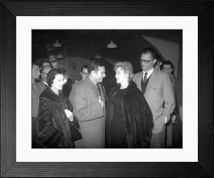 Framed Print : Marilyn Monroe says goodbye to Sir Laurence Olivier on her way back to the U. S Framed Print : Marilyn Monroe says goodbye to Sir Laurence Olivier on her way back to the U. S