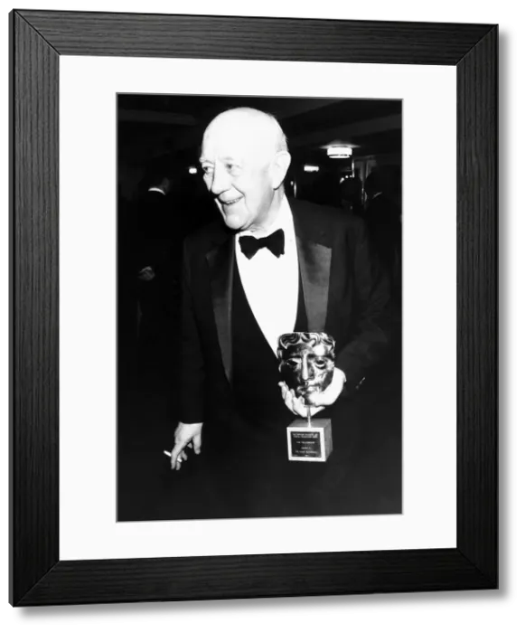 Framed Print : Alec Guinness actor holding BAFTA award in March 1989 Framed Print : Alec Guinness actor holding BAFTA award in March 1989