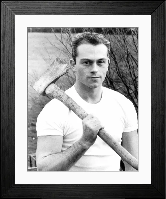 Framed Print : Ross Kemp actor 22 on the set of TV programme Emmerdale Farm November 1986