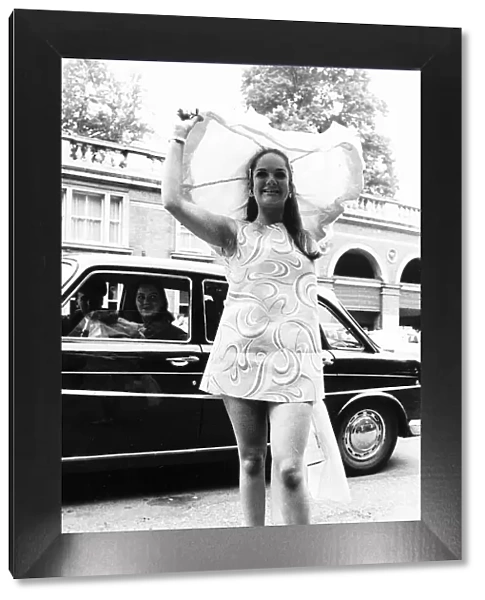 Sally Jane Spencer actress at Royal Ascot in 1967 Psychedelic minidress