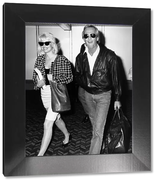 Paul Hogan actor and girlfriend Linda Kozlowski in August 1988 at Heathrow Airport